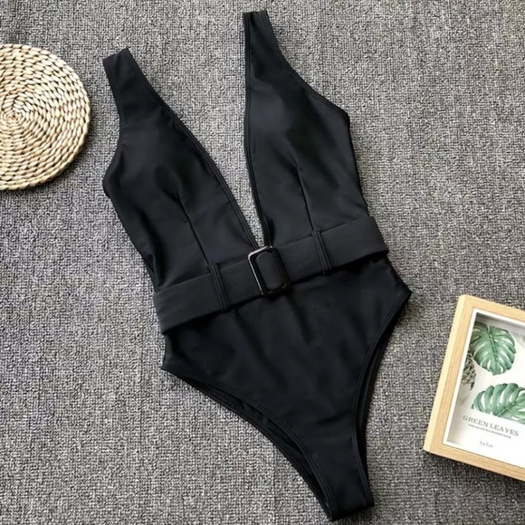 LAST S!!! Belted plunge V-neck onepiece swimsuit - Picture 7 of 8